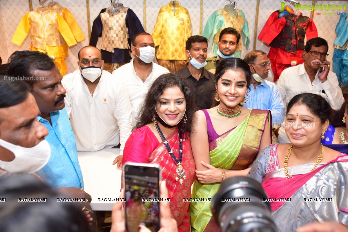 Anupama Parameshwaran Launches Kisan Fashion Mall at Nirmal