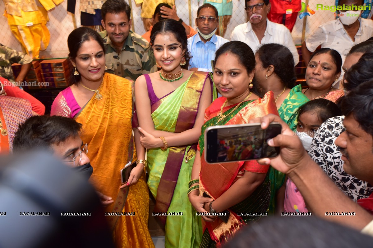 Anupama Parameshwaran Launches Kisan Fashion Mall at Nirmal