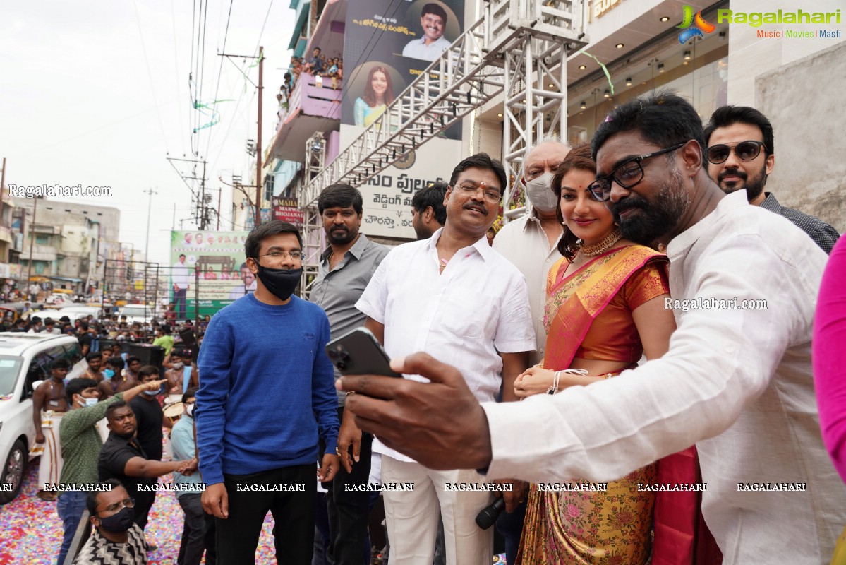 Kajal Aggarwal Launches Kasam Pullaiah Shopping Mall in Warangal Along with Husband Gautham