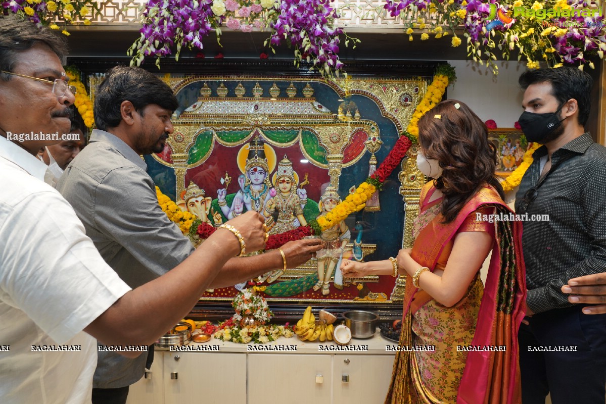 Kajal Aggarwal Launches Kasam Pullaiah Shopping Mall in Warangal Along with Husband Gautham