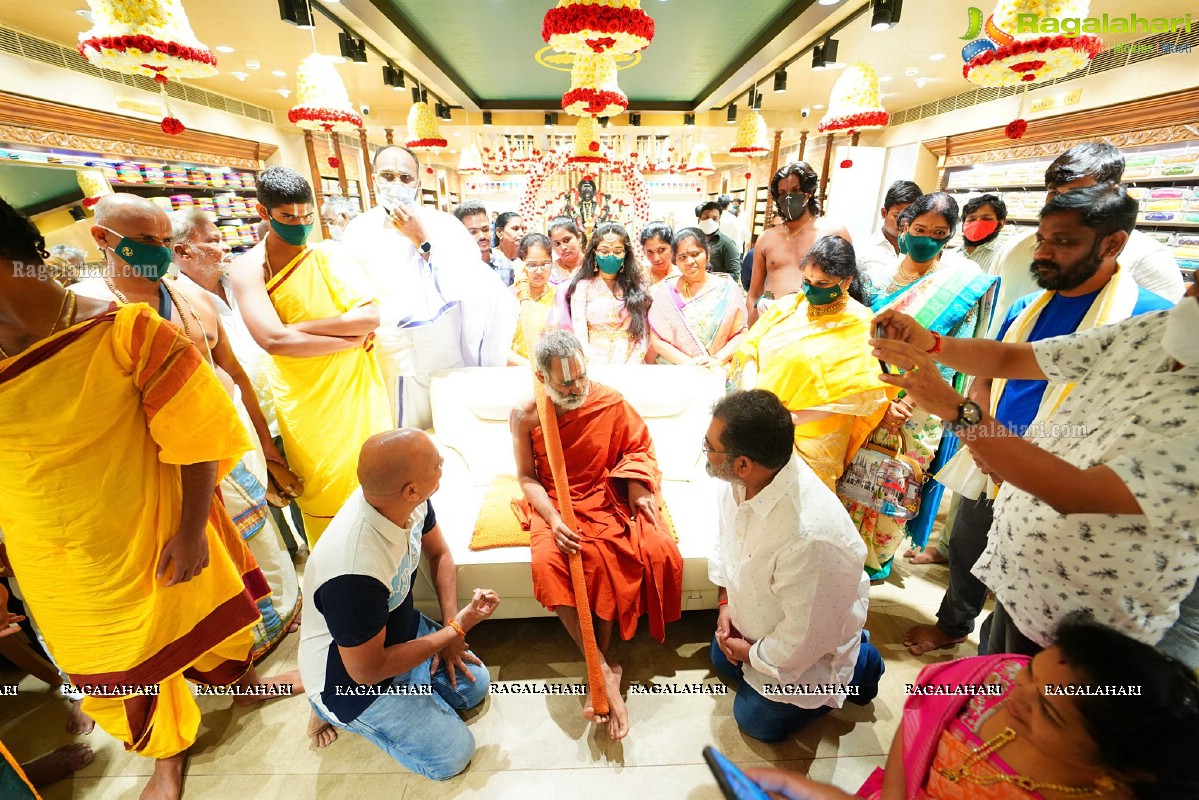 Kancheepuram Gowri Silks Inaugurated By Sri Sri Tridandi Chinna Jeeyar Swamiji At Vijayawada