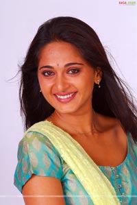 Anushka Photo Gallery/Wallpapers from Baladoor