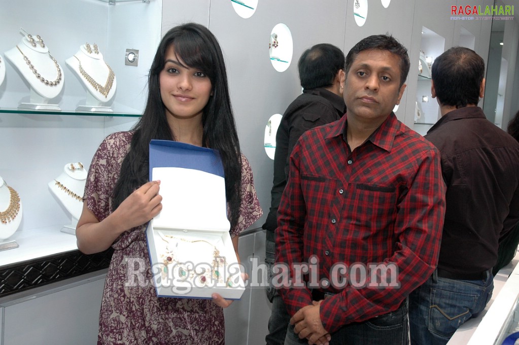 Anitha & Hyderabad Models Visit Nysa Jewellery Shop