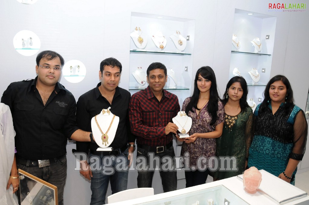 Anitha & Hyderabad Models Visit Nysa Jewellery Shop