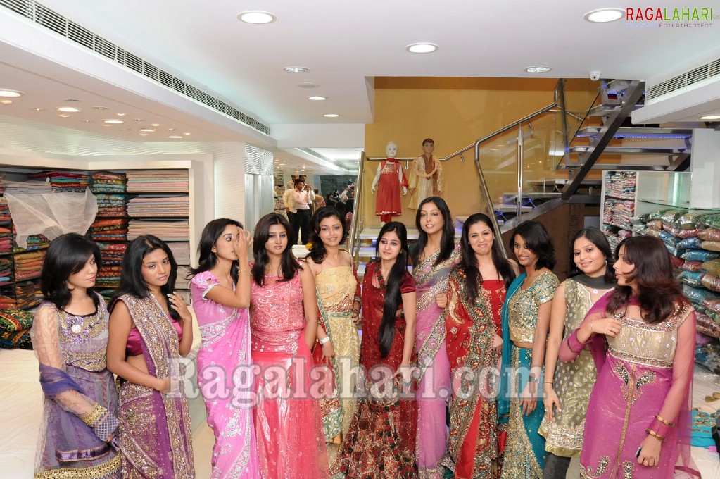 Twin City 2009 Final Contestants Visit Saheli 