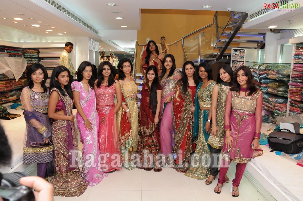 Twin City 2009 Final Contestants Visit Saheli 