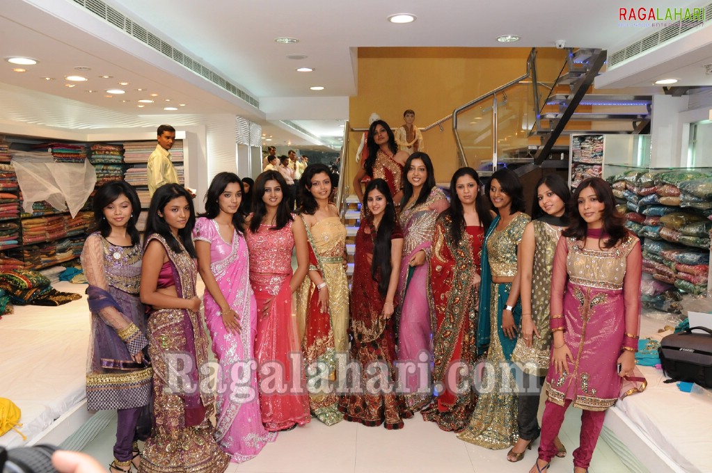 Twin City 2009 Final Contestants Visit Saheli 