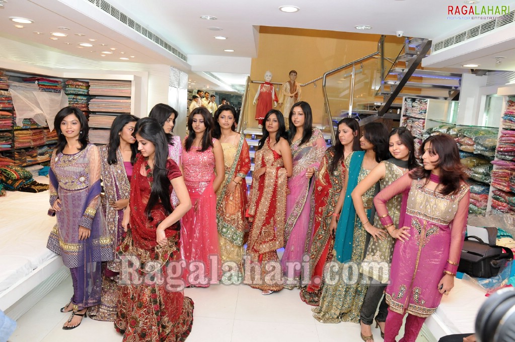 Twin City 2009 Final Contestants Visit Saheli 