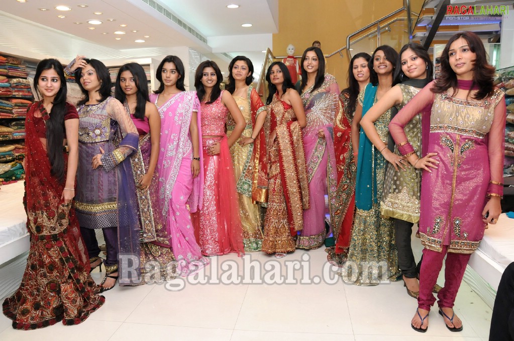 Twin City 2009 Final Contestants Visit Saheli 