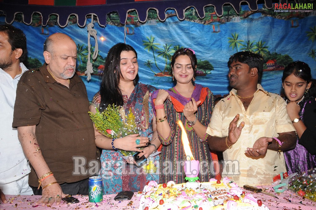 Aarti, Aditi Agarwal launches Nandini Bakery, Hyd