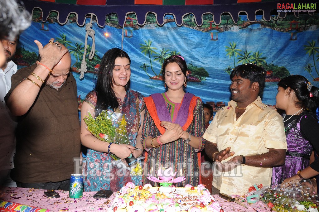 Aarti, Aditi Agarwal launches Nandini Bakery, Hyd