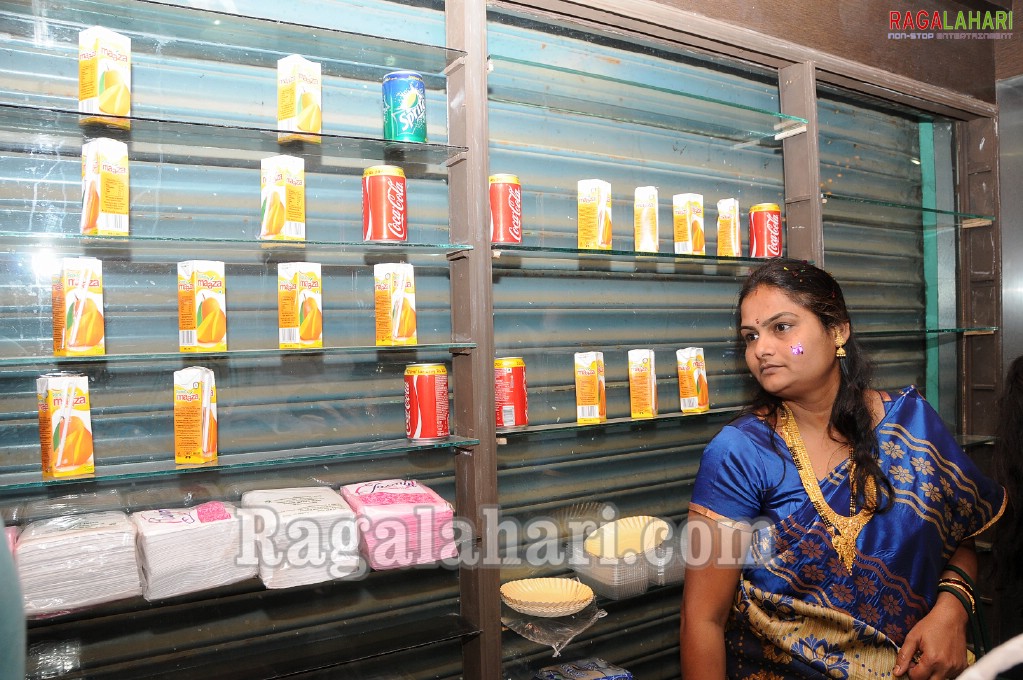 Aarti, Aditi Agarwal launches Nandini Bakery, Hyd