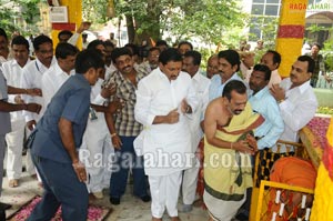 AP CM Kiran Kumar Reddy's First Day at Secreterait