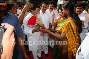 AP CM Kiran Kumar Reddy's First Day at Secreterait