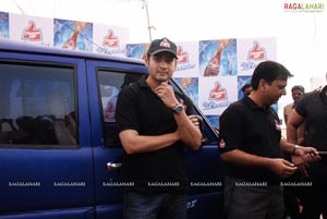 Mahesh Babu with Thumsup Khaleja Vunda Contest Winners