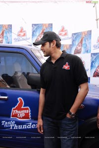 Mahesh Babu with Thumsup Khaleja Vunda Contest Winners