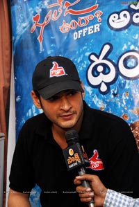 Mahesh Babu with Thumsup Khaleja Vunda Contest Winners