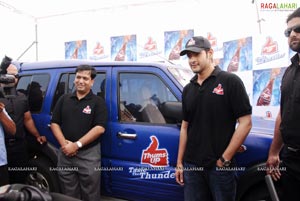 Mahesh Babu with Thumsup Khaleja Vunda Contest Winners