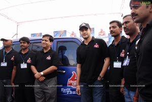 Mahesh Babu with Thumsup Khaleja Vunda Contest Winners