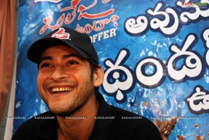 Mahesh Babu with Thumsup Khaleja Vunda Contest Winners