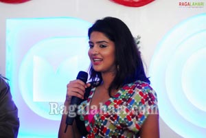 Deeksha Seth with tata Docomo Mega Promo Contest Winners