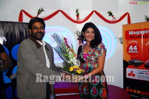 Deeksha Seth with tata Docomo Mega Promo Contest Winners