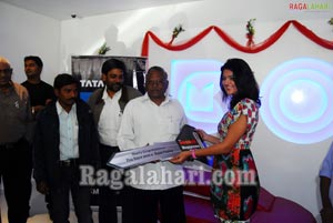 Deeksha Seth with tata Docomo Mega Promo Contest Winners