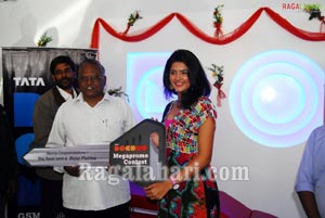 Deeksha Seth with tata Docomo Mega Promo Contest Winners