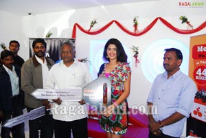 Deeksha Seth with tata Docomo Mega Promo Contest Winners