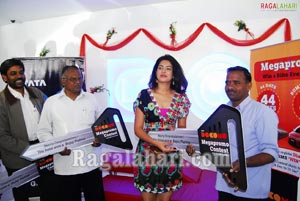 Deeksha Seth with tata Docomo Mega Promo Contest Winners