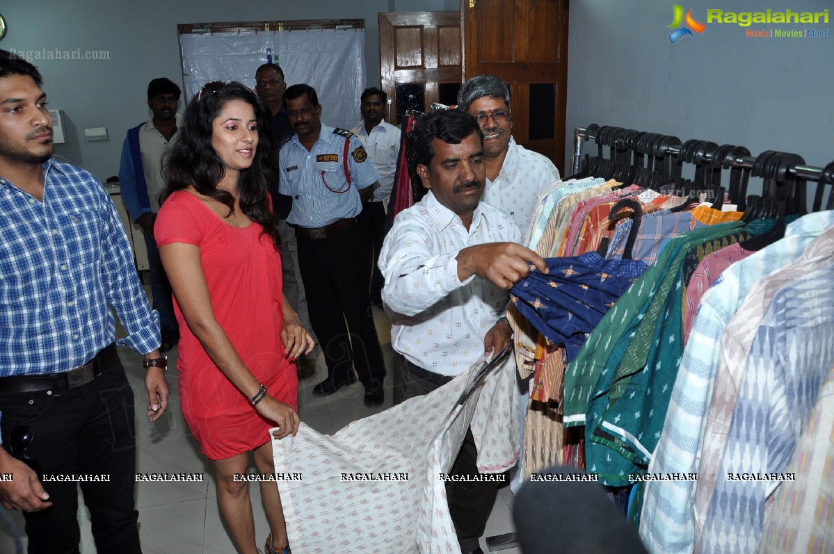 Shravya Reddy inaugurates Pochampally IKAT Mela 2012, Hyderabad