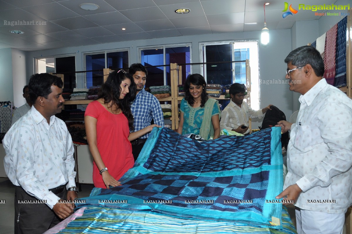 Shravya Reddy inaugurates Pochampally IKAT Mela 2012, Hyderabad