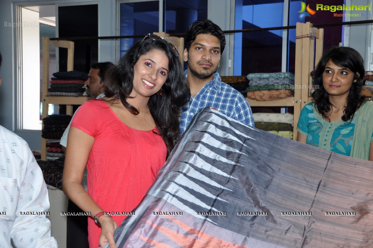 Shravya Reddy inaugurates Pochampally IKAT Mela 2012, Hyderabad