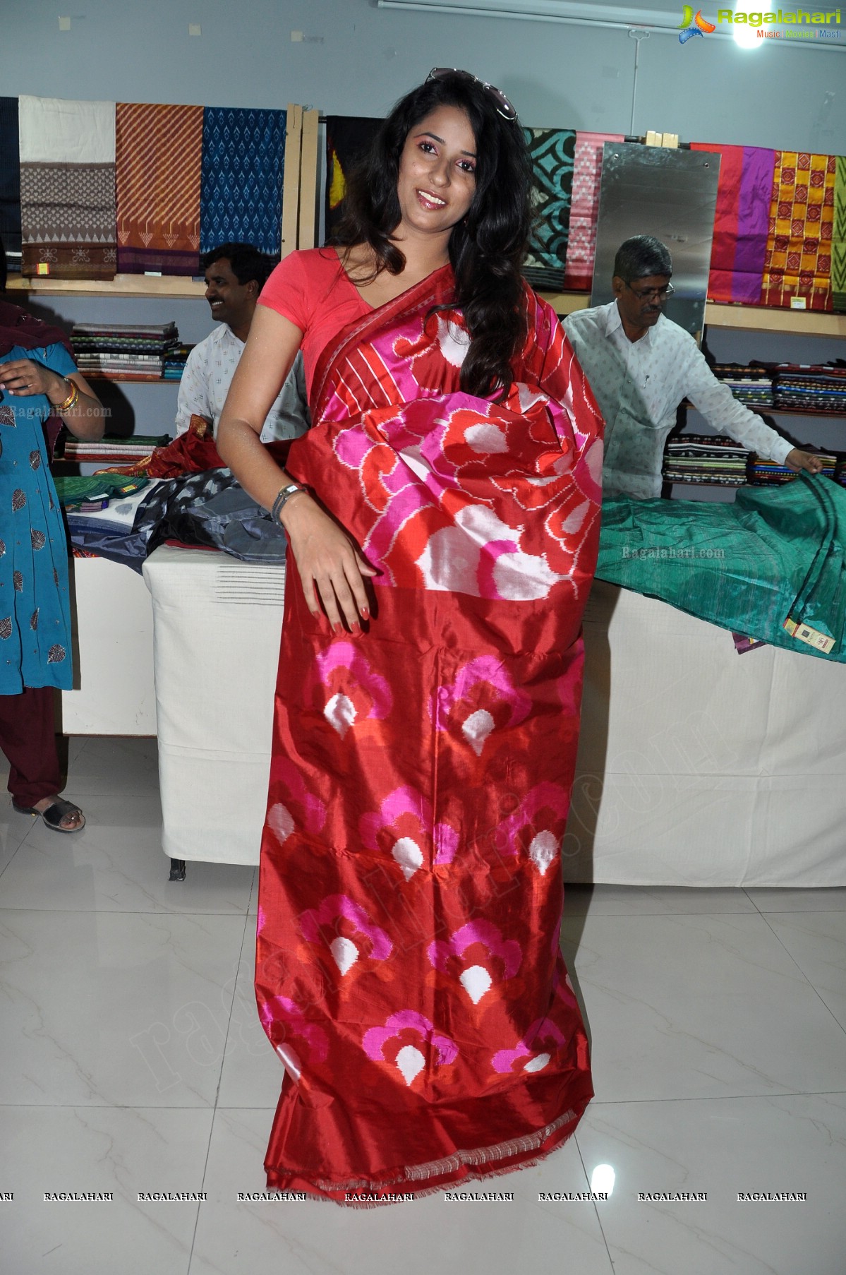 Shravya Reddy inaugurates Pochampally IKAT Mela 2012, Hyderabad
