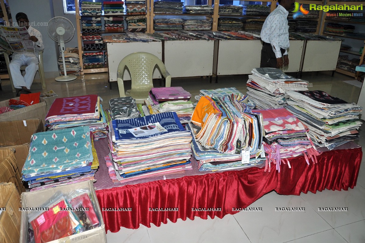 Shravya Reddy inaugurates Pochampally IKAT Mela 2012, Hyderabad