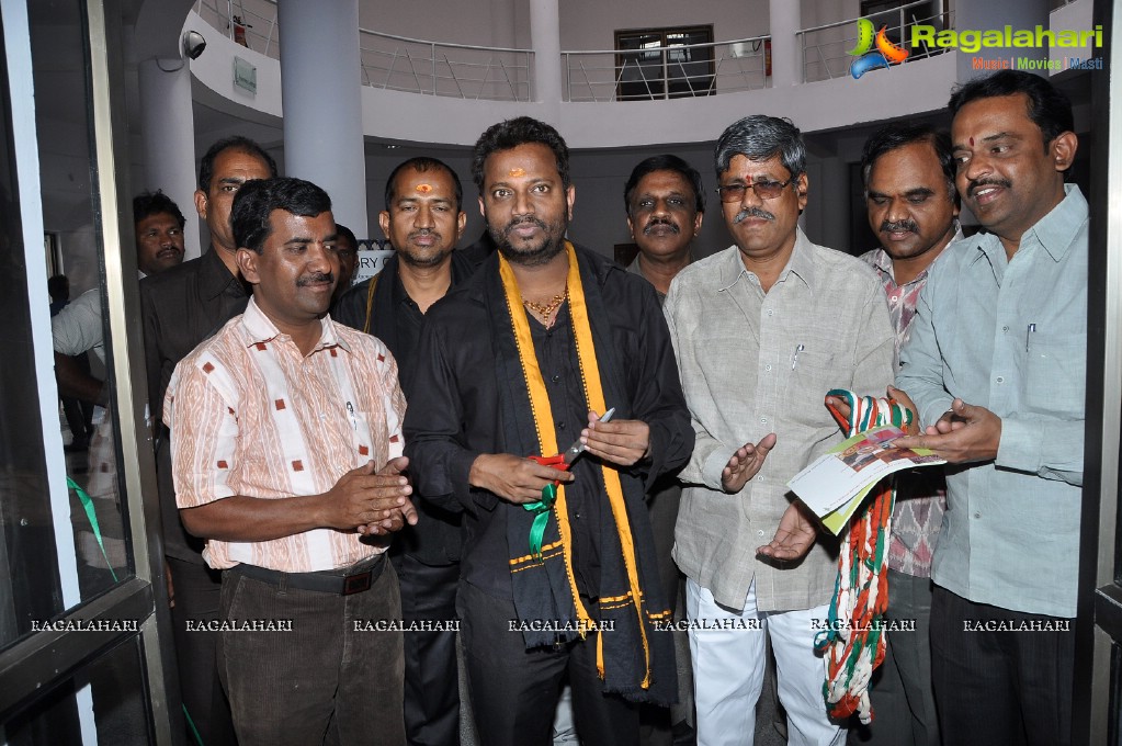 Heroine Tanusha launches Pochampally IKAT Mela 2012, Hyderabad