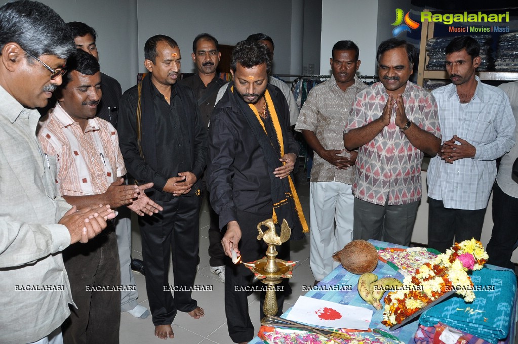 Heroine Tanusha launches Pochampally IKAT Mela 2012, Hyderabad