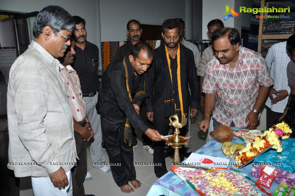 Heroine Tanusha launches Pochampally IKAT Mela 2012, Hyderabad