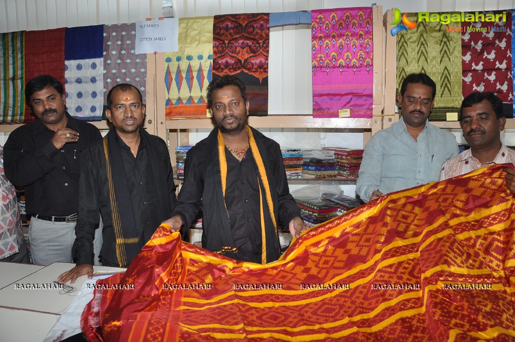 Heroine Tanusha launches Pochampally IKAT Mela 2012, Hyderabad