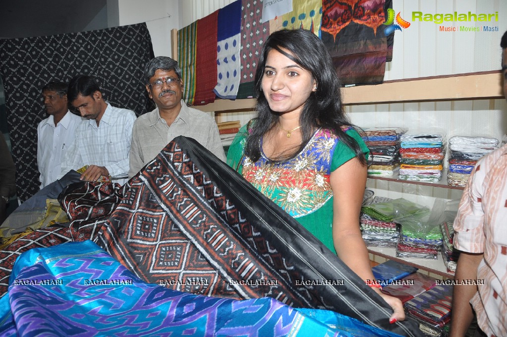 Heroine Tanusha launches Pochampally IKAT Mela 2012, Hyderabad