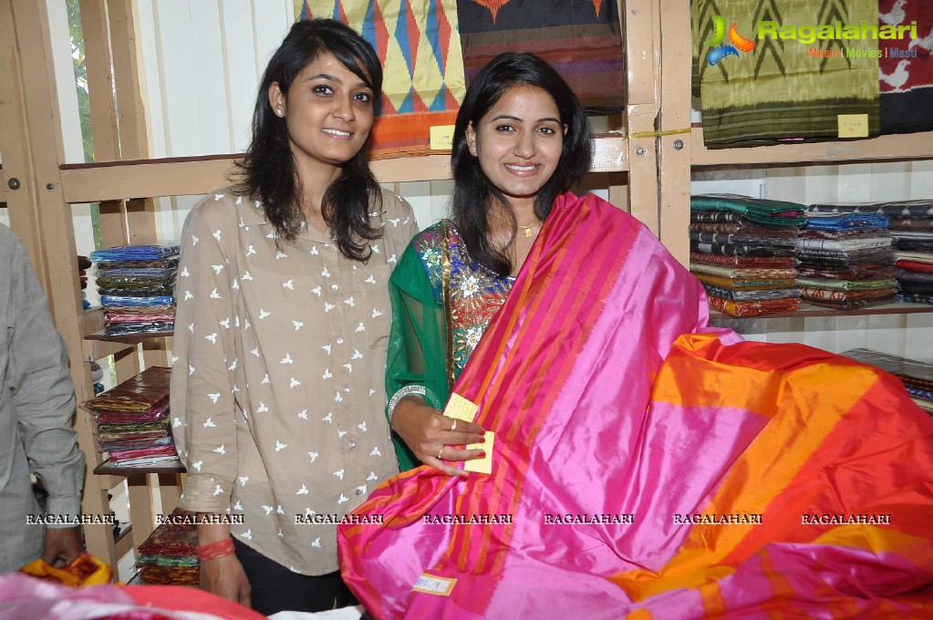 Heroine Tanusha launches Pochampally IKAT Mela 2012, Hyderabad