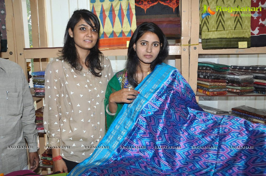 Heroine Tanusha launches Pochampally IKAT Mela 2012, Hyderabad