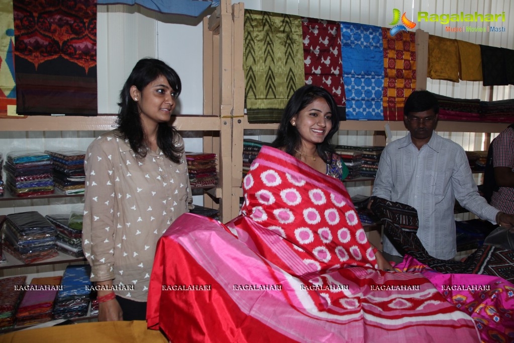 Heroine Tanusha launches Pochampally IKAT Mela 2012, Hyderabad