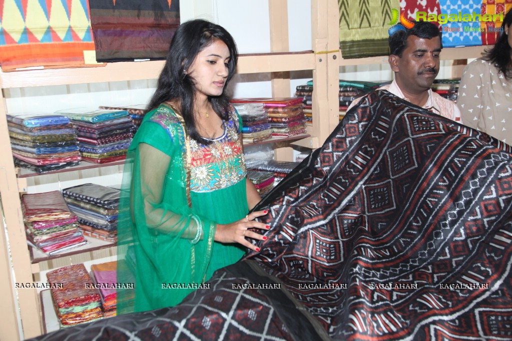 Heroine Tanusha launches Pochampally IKAT Mela 2012, Hyderabad