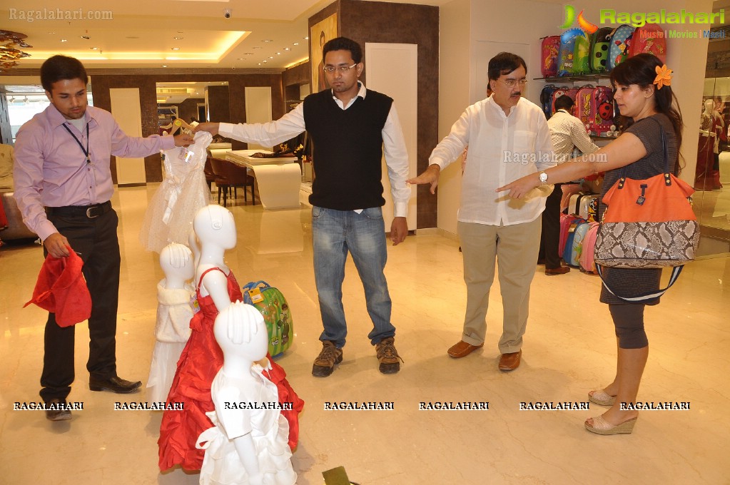 Mahima Chaudhary visits Neerus Emporio, Hyderabad