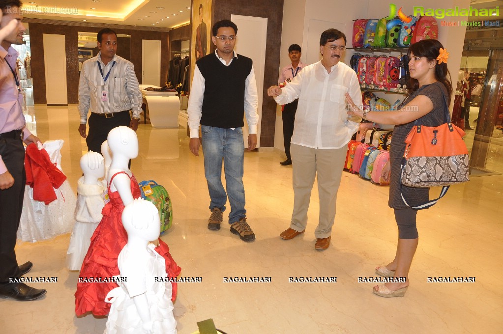 Mahima Chaudhary visits Neerus Emporio, Hyderabad