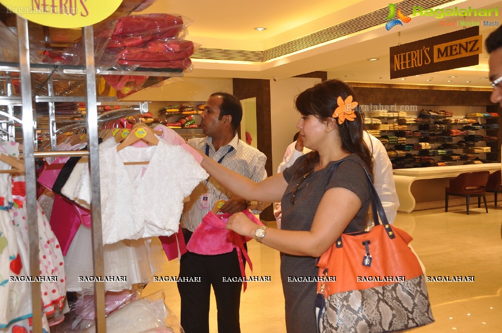 Mahima Chaudhary visits Neerus Emporio, Hyderabad