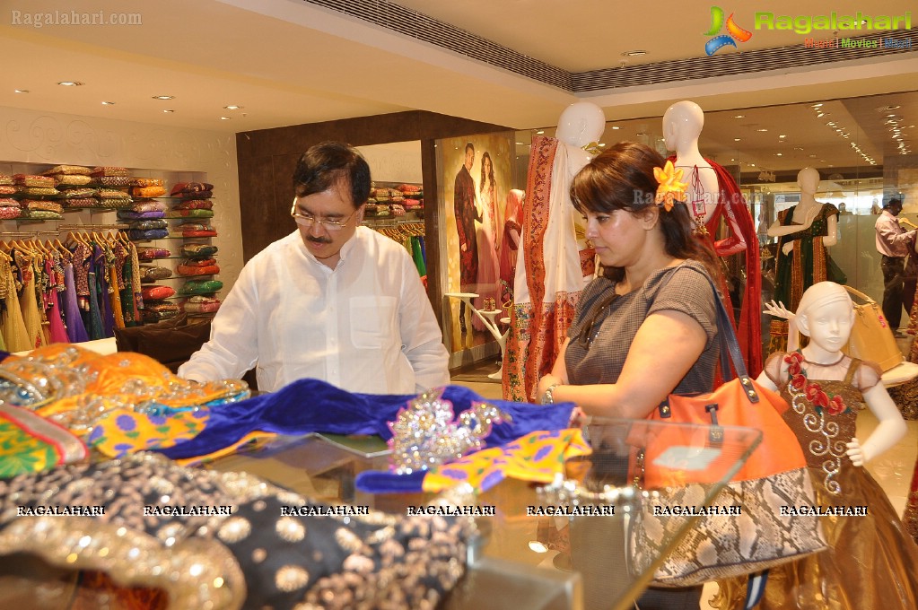 Mahima Chaudhary visits Neerus Emporio, Hyderabad