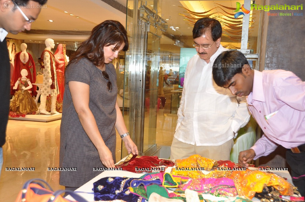 Mahima Chaudhary visits Neerus Emporio, Hyderabad