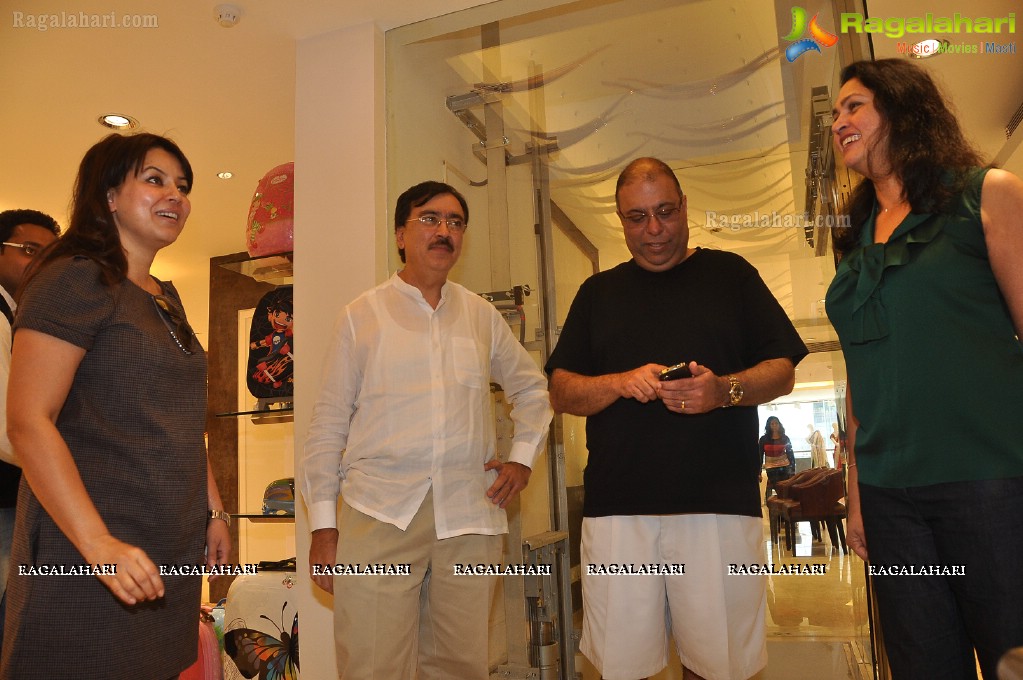 Mahima Chaudhary visits Neerus Emporio, Hyderabad